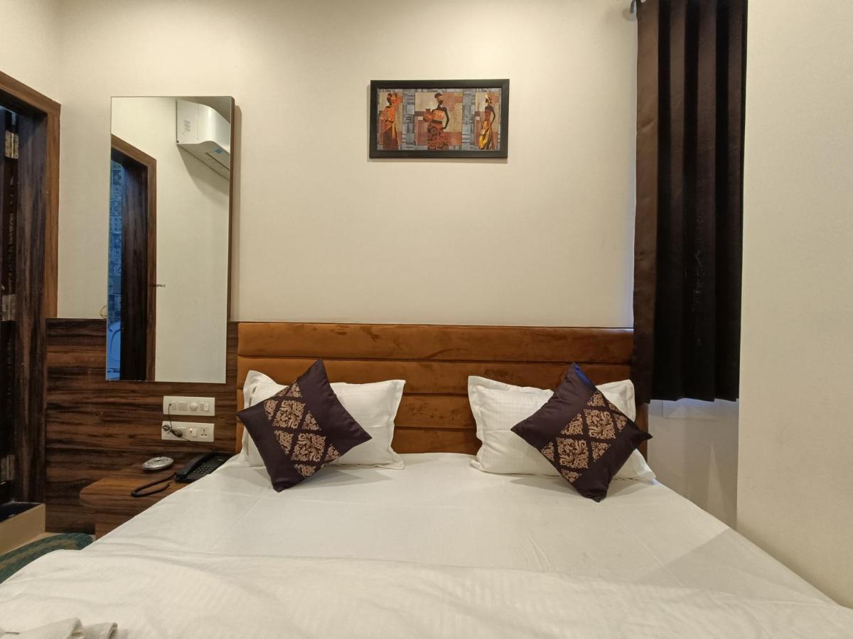 Hotel Vrinda Inn Удайпур Экстерьер фото