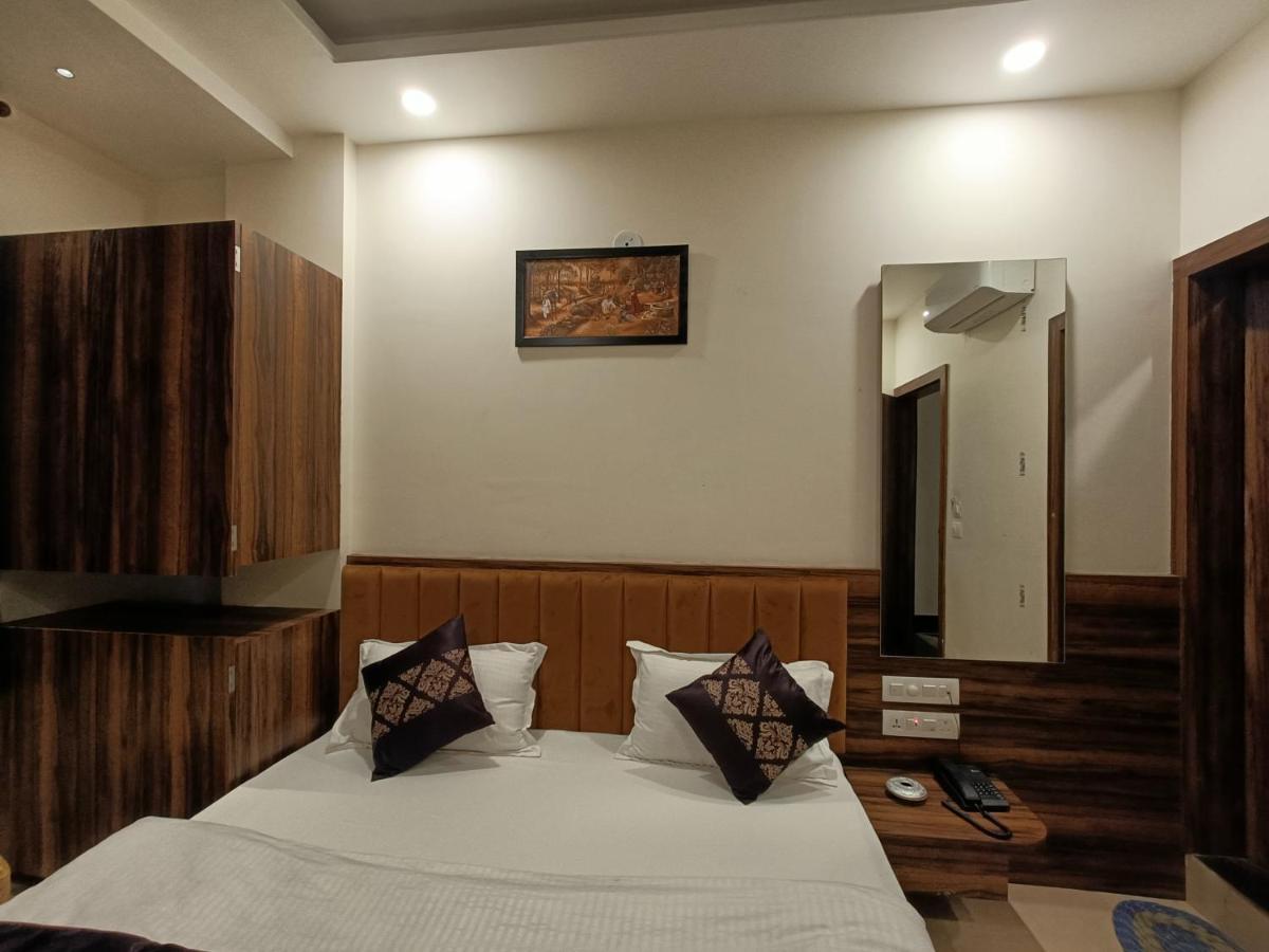 Hotel Vrinda Inn Удайпур Экстерьер фото